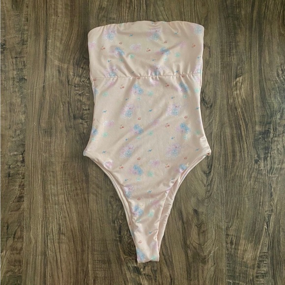 Djerf Avenue Swimsuit Summer
Island - Picture 1 of 4